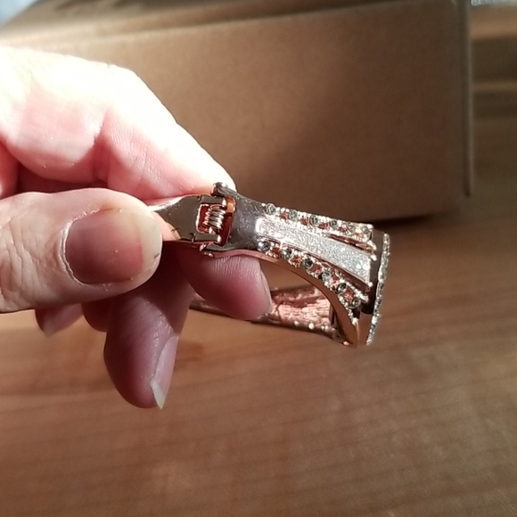 Sparkling Bangle watch - Picture 7 of 9